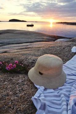 Fin bucket hat