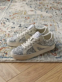 Sneakers med glitterdetaljer