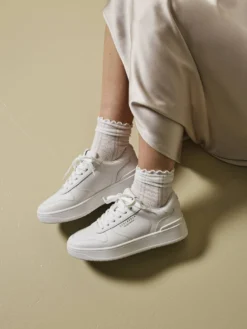 Vita lädersneakers med platå